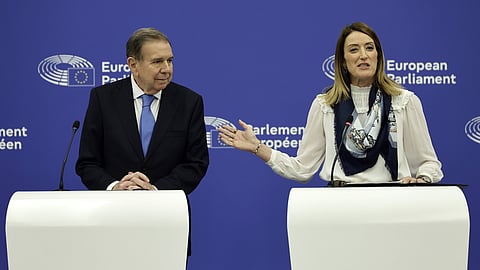 Edmundo González, galardoado junto com María Corina Machado, e a presidente do Parlamento Europeu, Roberta Metsola, em Estrasburgo.