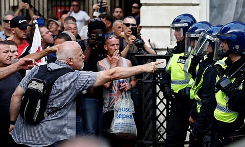 Londres é palco de protestos violentos pela morte de três crianças em Southport