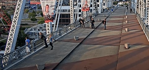 Jon Bon Jovi salva vida de mulher que se preparava para saltar de uma ponte (veja o vídeo)