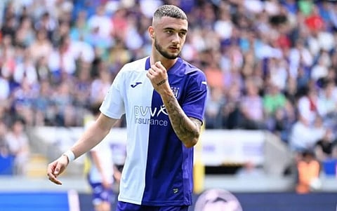 Central belga Debast confirma que vai ser jogador do Sporting