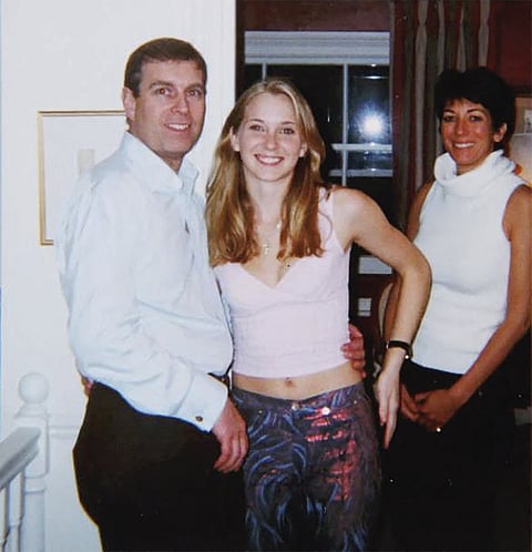 O príncipe André, Virginia Giuffre (então Roberts) e Ghislaine Maxwell, a mulher que encaminhava jovens para Epstein, em 2001.