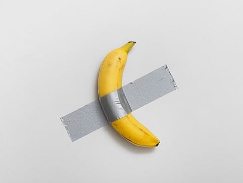 Comedian, obra de arte do italiano Maurizio Cattelan.