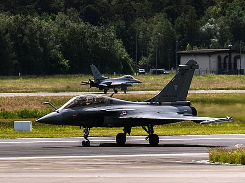 Um caça francês (Rafale) e outro norte-americano (F-16) na base aérea de Ramstein, na Alemanha.