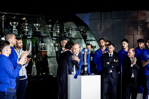 Abraço entre Villas-Boas e Pinto da Costa, na entrega da Taça de Portugal ao museu, com Conceição atento.