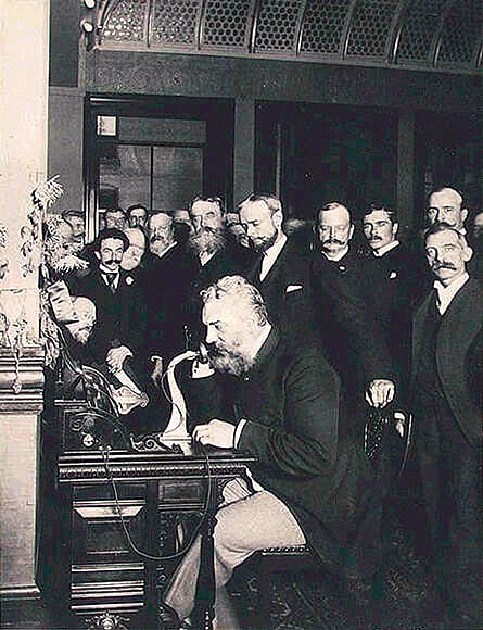 Alexander Graham Bell quando fazia a primeira chamada telefónica transcontinental entre Nova Iorque e São Francisco.