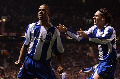 Costinha e Maniche a celebrarem o golo do FC Porto em Old Trafford, que valeu a passagem às meias da Champions em 2004.