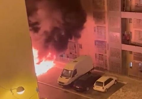 Carros incendiados na rua em Lisboa onde ocorreu o triplo homicídio