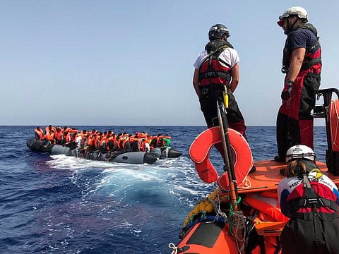Migrantes no Mar Mediterrâneo. Anne CHAON / AFP)