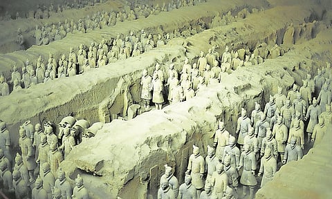 No Exército de terracota da Fossa 1 do Mausoléu do Imperador Qin Shihuang, as escavações arqueológicas e a restauração ainda continuam. A restauração de cada estátua pode levar v&aa