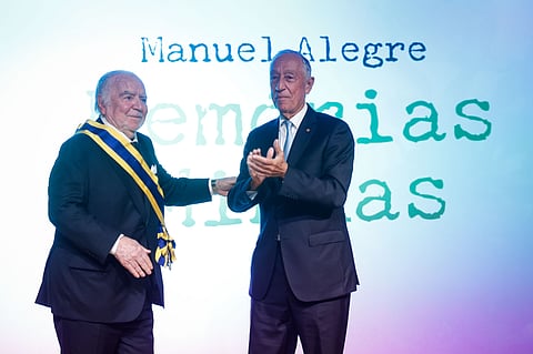 Marcelo Rebelo de Sousa aplaude Manuel Alegre após lhe ter imposto as insígnias.