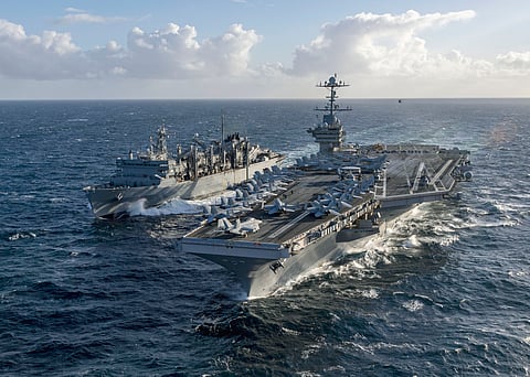 O porta-aviões USS Harry S. Truman e o navio de apoio USNS Arctic numa ação de vigilância da NATO no Mar do Norte a 27 de outubro