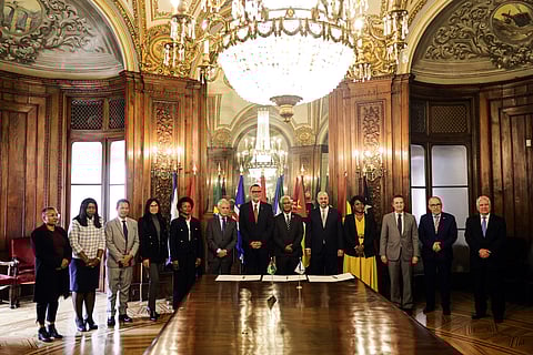Evento na CPLP. Ao centro, Mário Moreira, presidente da Fiocruz, e Fernando Almeida (2.º a contar da direita), presidente do INSA.