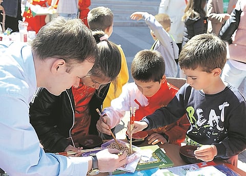 Pegar em feijões ou amendoins com pauzinhos é uma boa maneira para as pessoas dominarem os pauzinhos mais rapidamente.