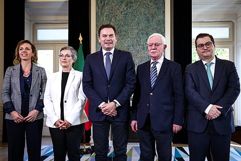 O primeiro-ministro, Luís Montenegro, e o responsável pela pasta das Finanças, Joaquim Miranda Sarmento, com os representantes da Frente Sindical e a Fesap na cerimónia de assinatura do Acordo Plurianual 2025-2028