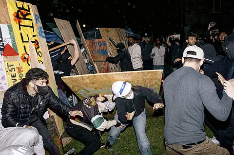 Na UCLA ocorreram confrontos entre pró-israelitas e os pró-Gaza que se encontravam acampados na universidade de Los Angeles