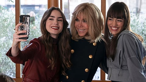 Brigitte Macron (ao centro) teve uma curta participação na série.