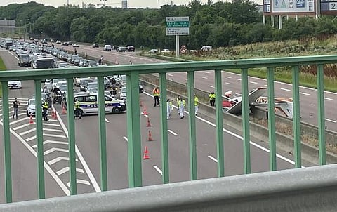 Aeronave despenha-se numa auto-estrada a leste de Paris. Há três mortos