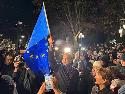 Protestos pró-UE na Geórgia entram na 3ª semana e em vésperas de eleições. Eurodeputados juntam-se à manifestação
