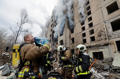 Bombeiros numa pausa nas operações de socorro em Kiev.