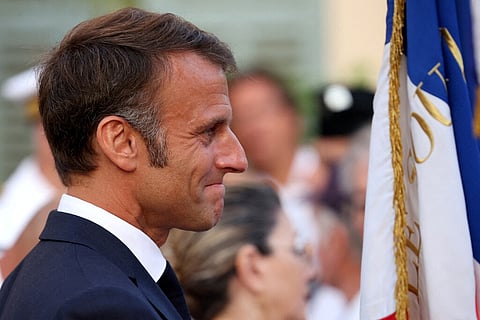 Presidente francês quer ouvir o que cada bloco partidário propõe para a estabilidade governativa.
