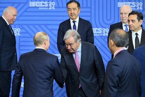 Vladimir Putin cumprimenta António Guterres em Kazan.