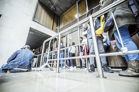 Imigrantes muitas vezes ficam sem atendimento por falhas no sistema informático.