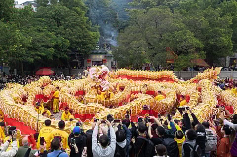 Os espetáculos de Dança do Dragão fazem parte incontornável da tradição em Macau durante o Ano Novo Chinês. No Festival da Primavera de 2023, um enorme dragão dourado com 238 metros de comprimento des