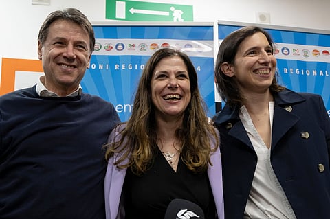 Giuseppe Conte, do Movimento 5 Estrelas, Alexandra Todde e a líder do Partido Democrático, Elly Schlein.