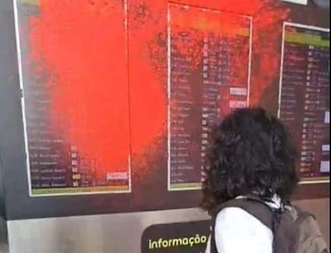 Ativistas pelo clima pintam átrio do aeroporto de Lisboa