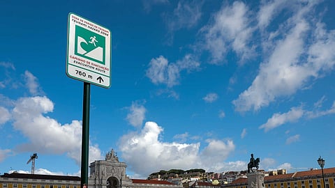 A Praça do Comércio tem dois sinais que indicam a distância e a direção até ao ponto seguro mais próximo.