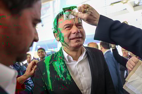 Luís Montenegro foi atingido por tinta verde numa ação de campanha eleitoral, em fevereiro