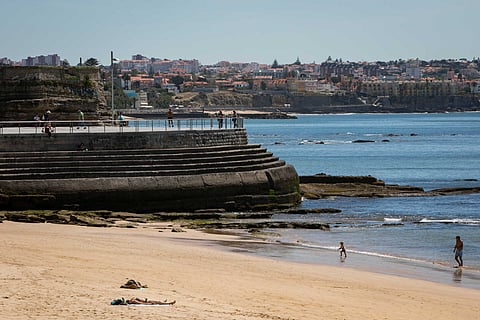 Banhos permitidos na praia da Duquesa mas praia da Parede ainda interdita