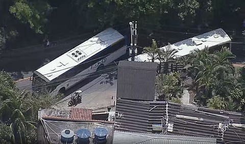 Nove autocarros roubados e usados em barricadas para dificultar operação policial