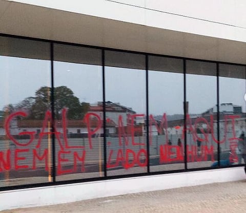 Elementos do Climáximo partiram vidros e vandalizaram sede da Galp, que vai avançar com queixa crime