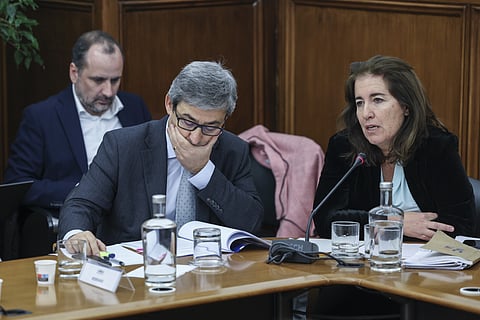 A ministra do Trabalho, Solidariedade e Segurança Social, Ana Mendes Godinho, acompanhada por Miguel Fontes, secretário de Estado do Trabalho, durante a audição na Comissão de Cultura, Comunicação, Juventud