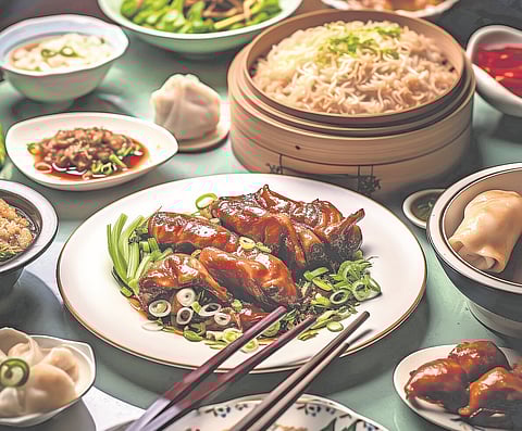 As iguarias chinesas exibidas na imagem foram feitas com diferentes ingredientes, o que apresenta uma combinação perfeita de cor, aroma e sabor, refletindo uma diversidade de técnicas culinárias e o uso delicado de temperos.