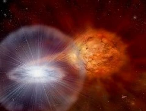 Ilustração representando o sistema binário T Coronae Borealis.