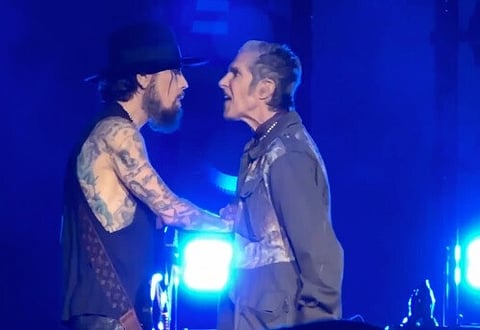 Insólito. Vocalista dos Jane's Addiction agride guitarrista em pleno concerto