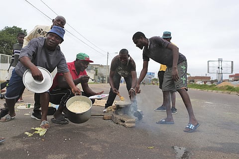 Entre o caos e a destruição o Natal faz-se a cozinhar arroz na rua em Maputo