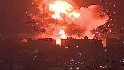 Grande explosão em Beirute após ataque aéreo de Isarel.
