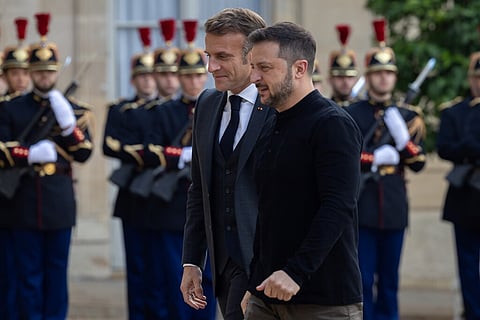 Na véspera de se reunir com Volodymyr Zelensky, Emmanuel Macron visitou base francesa onde soldados ucranianos estão a receber formação.