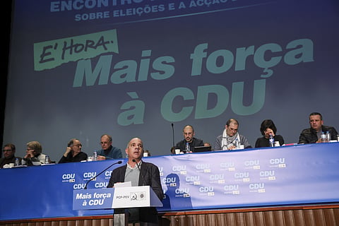 O secretário-geral do Partido Comunista Português (PCP), Paulo Raimundo, discursa durante o Encontro Nacional do PCP sobre as eleições legislativas e ação do partido, Lisboa, 13 de janeiro de 2024.