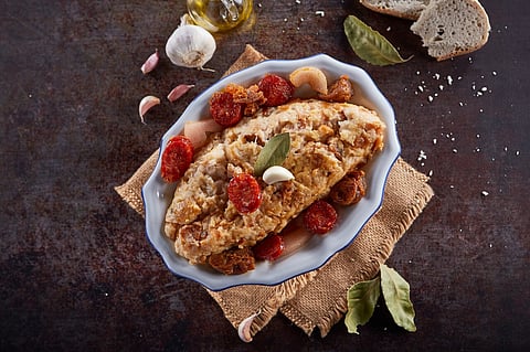 Carnes fritas com migas de alho