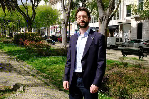 O eurodeputado eleito pelo PS tem 27 anos, é natural de Braga e, desde 2022, lidera a União Internacional de Juventudes Socialistas.