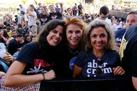 Trio reencontrou-se por acaso seis anos depois no mesmo sítio: bem em frente ao palco.