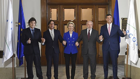 Os presidentes Javier Milei (Argentina), Luis Lacalle Pou (Uruguai), Ursula von der Leyen (UE), Lula de Silva (Brasil e Santiago Peña (Paraguai) juntos no Mercosul.