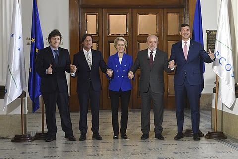 Os presidentes Javier Milei (Argentina), Luis Lacalle Pou (Uruguai), Ursula von der Leyen (UE), Lula de Silva (Brasil e Santiago Peña (Paraguai) juntos no Mercosul.