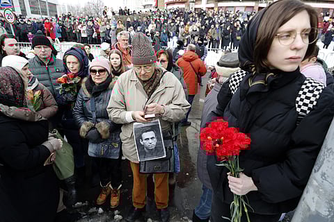 Milhares de russos prestaram uma última homenagem a Navalny junto à igreja e ao cemitério.