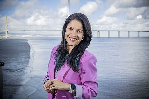 Roberta Medina posa junto aos terrenos do Parque Tejo. A brasileira é vice-presidente do Rock in Rio Lisboa e prepara a edição de 2024..