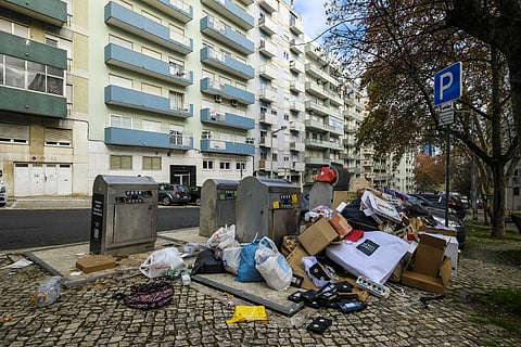 Lixo acumulado numa rua em Lisboa, fora do ponto de recolha.